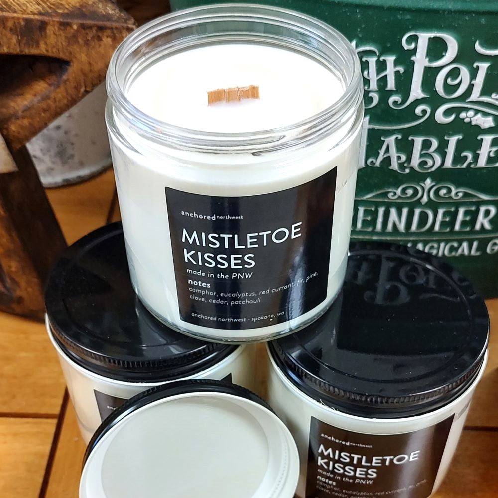 Mistletoe Kisses' Wood Wick Candle